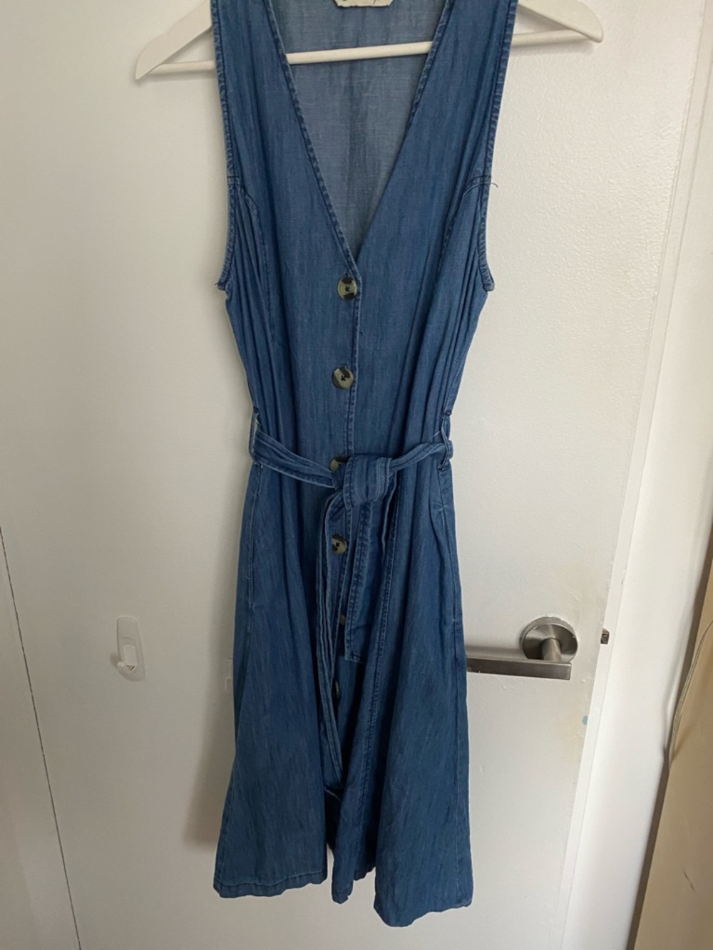 100% cotton Sleeveless Blue Button-Front Denim Dress with Tie Waist and pockets!
